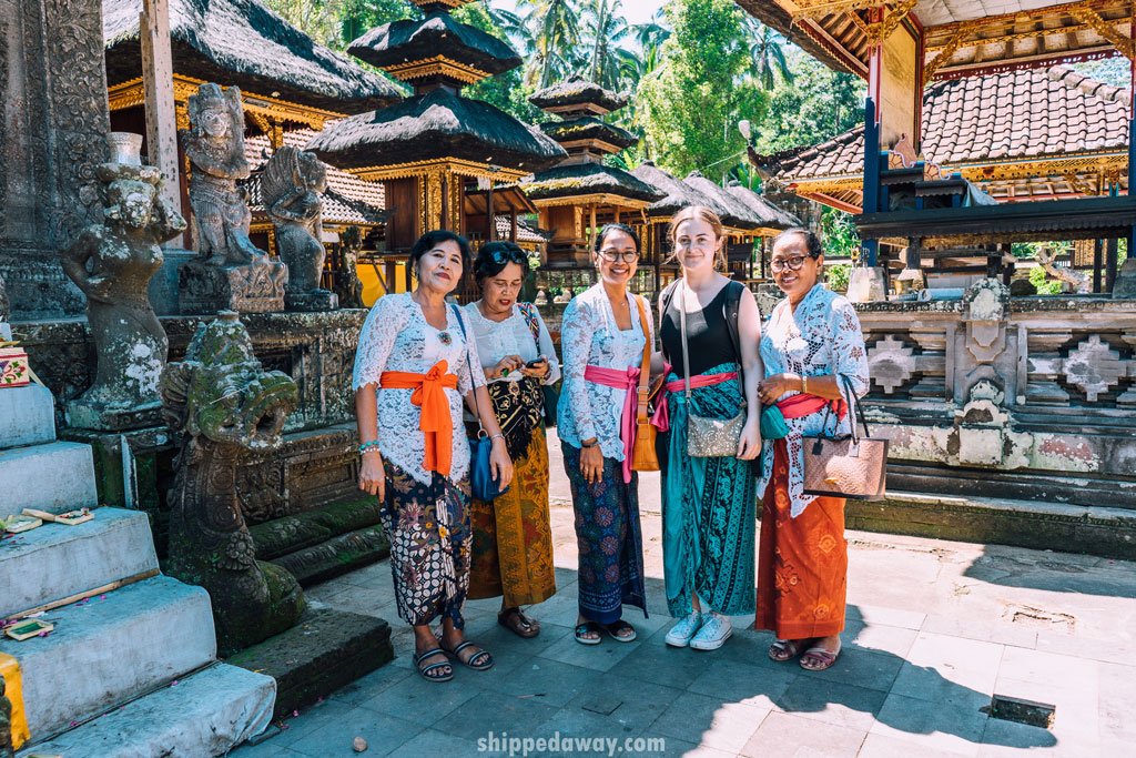Arijana Tkalčec with local women in Bali